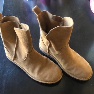 Short brown UGG boot size 7
